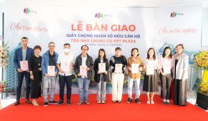 Những cư dân đầu tiên nhận bàn giao giấy chứng nhận sở hữu căn hộ FPT Plaza.